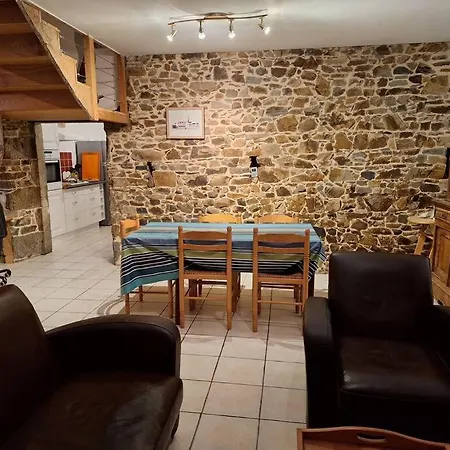 Maison En Pierre Proche Mer, Commerces Et Bus Hébergement de vacances *