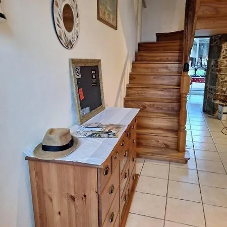 Maison En Pierre Proche Mer, Commerces Et Bus Hébergement de vacances