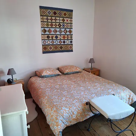 Maison En Pierre Proche Mer, Commerces Et Bus Hébergement de vacances